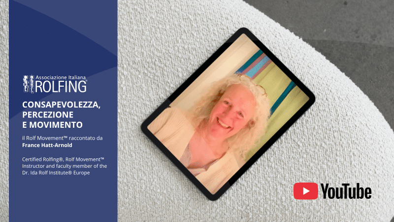 Per la Dr. Ida P. Rolf il lavoro manuale era solo una parte del percorso. Aiutare le persone a muoversi con più agio significava anche accompagnarle a diventare consapevoli di come stanno in piedi, camminano e si muovono. Il suo obiettivo andava oltre il cambiare il corpo: voleva aiutare ciascuno a comprendere i propri schemi di movimento abituali e a scoprire nuovi modi di organizzarsi nella Gravità. Da questa dimensione educativa è nato il Rolf Movement™. Riconoscere il punto di partenza Una delle idee centrali è semplice e profonda: per riconoscere un cambiamento dobbiamo sapere da dove siamo partiti. Molte delle nostre abitudini di movimento sono inconsapevoli. Il modo in cui appoggiamo i piedi, portiamo la testa o ci sediamo alla scrivania diventa "normale", e il corpo si organizza intorno a questi schemi giorno dopo giorno. Diventarne consapevoli crea un punto di riferimento. Da lì la persona può accorgersi di come il proprio movimento cambia nel tempo e di come emergono nuove possibilità. Quattro d Per la Dr. Ida P. Rolf il lavoro manuale era solo una parte del percorso. Aiutare le persone a muoversi con più agio significava anche accompagnarle a diventare consapevoli di come stanno in piedi, camminano e si muovono. Il suo obiettivo andava oltre il cambiare il corpo: voleva aiutare ciascuno a comprendere i propri schemi di movimento abituali e a scoprire nuovi modi di organizzarsi nella Gravità. Da questa dimensione educativa è nato il Rolf Movement™. Riconoscere il punto di partenza Una delle idee